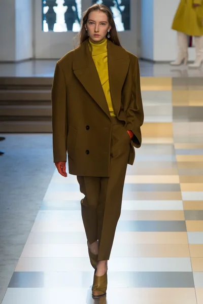 Look 25
